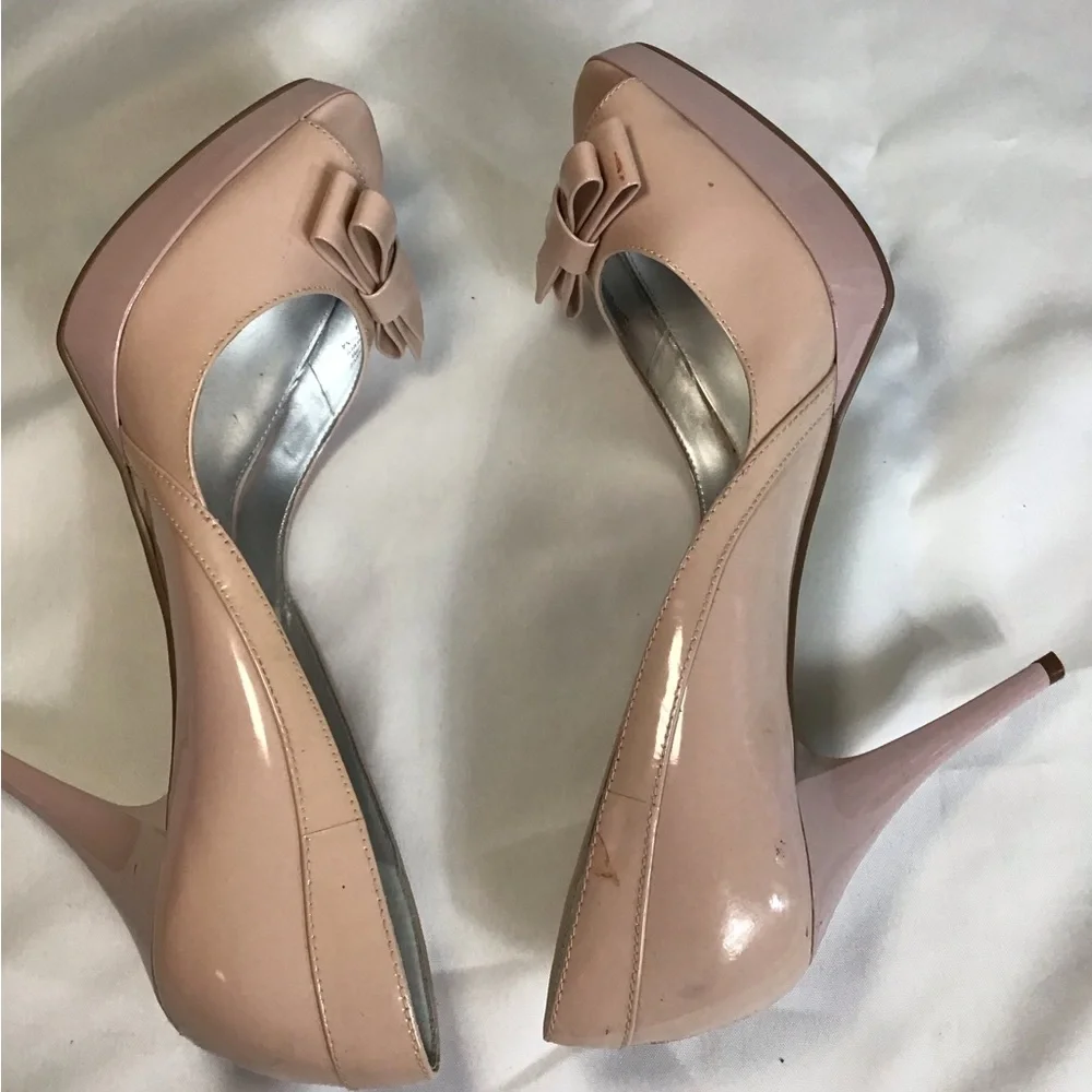 Marc Fisher Women Patent Leather Pale Pink Open Toe Pumps bow front Sz.6.5 GUC